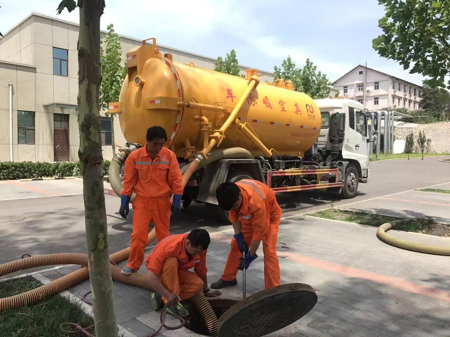 东宝管道疏通车停在窨井附近