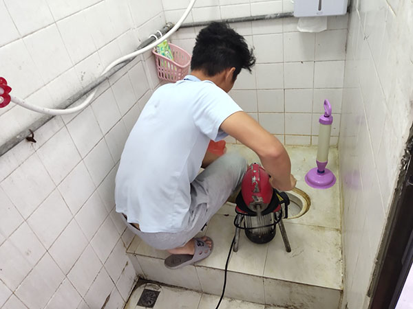 东宝管道堵塞冒臭气 专业师傅现场解决问题